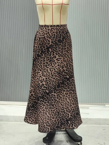 Vista frontale di gonna midi in raso con stampa leopardata su un manichino sartoriale