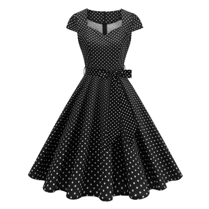 Robe d'été vintage noire à pois avec décolleté en cœur et silhouette ligne A