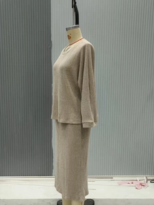 Gros plan sur l'ensemble deux pièces en maille beige avec texture côtelée et tissu élastique