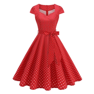 Robe vintage rouge à pois avec décolleté en cœur et jupe évasée pour femmes