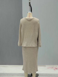 Vue arrière d'un ensemble haut à manches longues et jupe midi en tricot côtelé beige