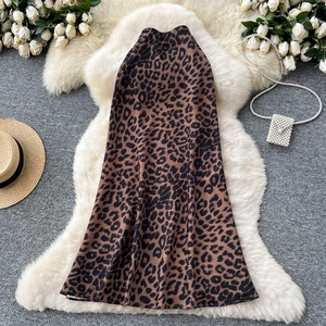 Elegante gonna midi in raso con stampa leopardata, vestibilità slim e stile a sirena