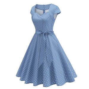 Détail d'une robe trapèze rétro bleu ciel à pois avec décolleté coeur et nœud à la taille