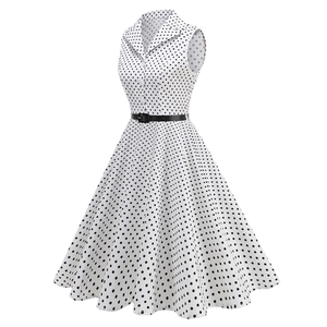 Détail d'une robe rétro à pois sans manches avec col à revers et ceinture noire