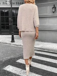 Vue arrière d'un ensemble deux pièces en maille beige avec haut ample et jupe midi