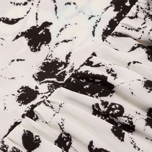 Gros plan sur tissu imprimé floral avec couches de volants et texture tissée