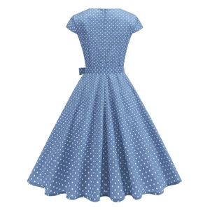 Détail du dos d'une robe bleue à pois avec fermeture éclair et nœud décoratif à la taille