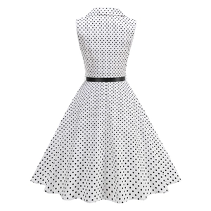 Vue arrière d'une robe rétro sans manches à pois avec ceinture et jupe évasée en A