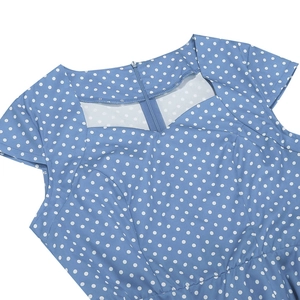 Détail de la robe à pois bleu clair montrant la découpe cœur au dos et le zip invisible
