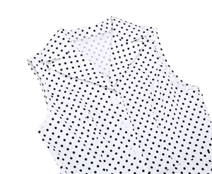 Détail de la robe sans manches à pois blancs avec col en V et boutons élégants