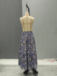 Dettaglio gonna lunga floreale a vita alta con fascia elastica arricciata e motivi blu