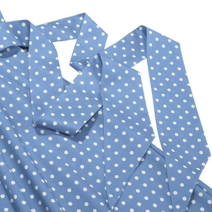 Vue détaillée de la sangle en tissu bleu à pois blancs avec texture tissée à plat précise