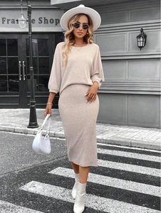 Détail d'un ensemble deux pièces en tricot beige avec texture côtelée et coupe ajustée