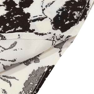 Vue macro du tissu à imprimé fleuri avec finitions soignées sur robe d'été