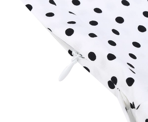 Détail de la fermeture éclair invisible et du tissu à pois sur la robe rétro