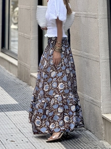 Dettaglio di gonna lunga boho a fiori con strati a balze e comoda vita a punto smock