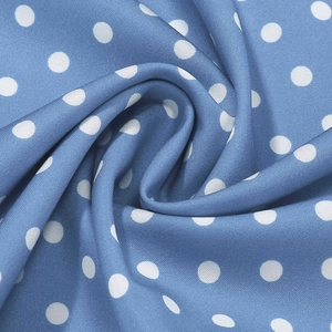 Vue macro du tissu bleu à pois blancs montrant le tissage sergé et la texture douce