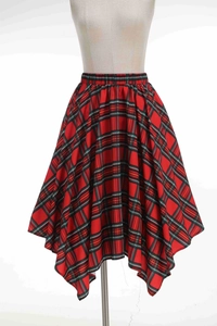 Détail d'une jupe écossaise rouge et noire à ourlet asymétrique et taille élastique