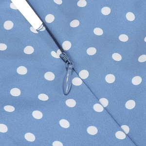 Détail de robe bleue à pois avec fermeture éclair invisible et texture du tissu