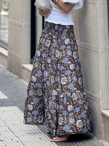 Dettaglio della gonna lunga bohémien a fiori con design a balze e silhouette fluida