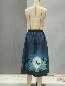 Detail von Halloween Rock mit Volldruck aus Fledermäusen, Mond und Hexenschloss