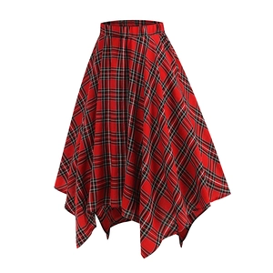 Détail de la taille haute élastique et du motif tartan rouge sur la jupe à carreaux