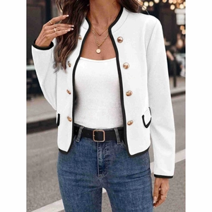Elegante giacca corta in tweed bianco con profili neri e bottoni dorati a doppio petto