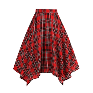 Détail d'une jupe à carreaux rouges et noirs avec ourlet asymétrique et taille élastique