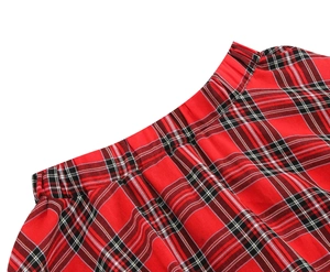 Gros plan de la taille élastique avec motif tartan rouge sur la jupe