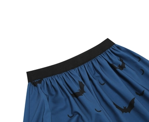 Detail des elastischen schwarzen Bundes und blauen Stoffes mit Fledermausmuster zu Halloween