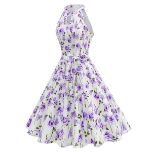 Detailansicht des Neckholder-Ausschnitts und des lila Rosen-Blumenmusters