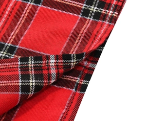 Vue macro de la texture du tissu à carreaux rouge et noir avec coutures précises