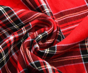 Gros plan détaillé sur un tissu écossais rouge et noir de haute qualité en tissage serré