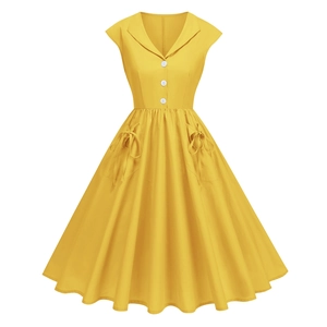 Robe trapèze vintage jaune gingembre avec col en V, revers et boutons sur fond blanc