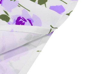 Detailaufnahme des lila Blumenmusters auf weißem Vintage-Stoff für ärmellose Sommerkleider