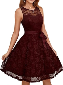 Détail de la robe en dentelle bordeaux avec motifs floraux et ceinture à nœud velours