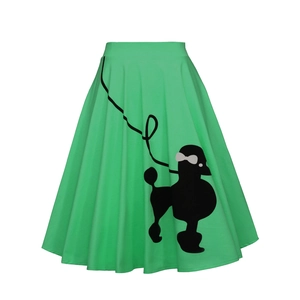 Détail d'une jupe évasée verte vintage années 50 avec motif silhouette de caniche noir