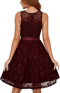 Vue arrière détaillée de la robe de demoiselle d'honneur bordeaux en dentelle rose