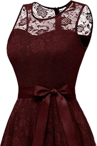Détail de la robe en dentelle bordeaux avec motifs de roses et ceinture en satin chic