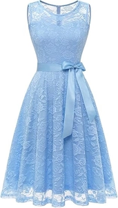 Détail de la robe en dentelle bleu clair sans manches avec broderies et ceinture en satin