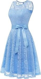 Détail de la robe en dentelle bleu clair avec motifs floraux et ceinture nœud en satin