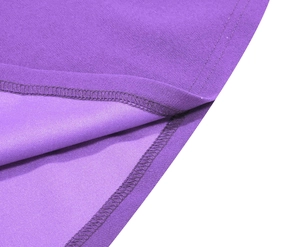 Dettaglio di un abito a trapezio viola con orlo a doppia cucitura e tessuto strutturato