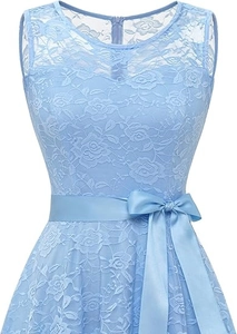 Détail d'une robe en dentelle bleu clair avec ceinture en satin et encolure transparente