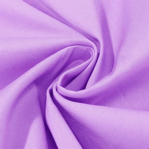 Macro du tissu en polyester lilas montrant la texture lisse et le détail du drapé