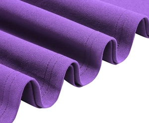 Dettaglio dell'orlo dell'abito viola con tessuto strutturato e cuciture doppie