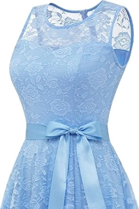 Détail du tissu en dentelle florale bleu clair et de la ceinture en satin de la robe