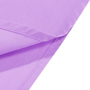 Détail de la robe de soirée Hepburn lavande montrant la texture du tissu et la couture