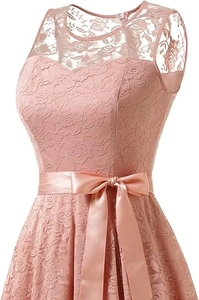 Détail de la dentelle rose et de la ceinture en satin d'une robe de demoiselle d'honneur