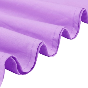 Détail macro de l'ourlet de robe lavande avec double surpiqûre et plis du tissu