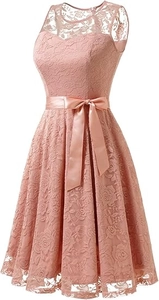 Détail de la robe en dentelle rose avec motifs floraux et ceinture en satin à nœud